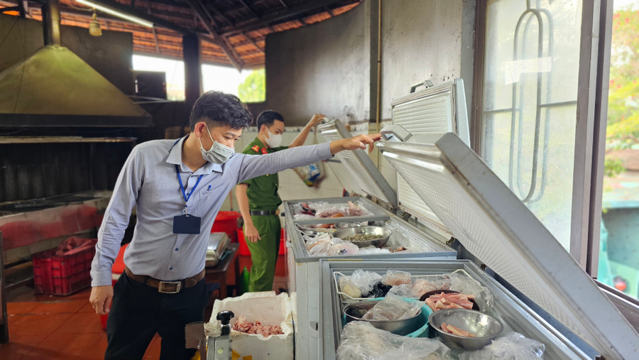 Lực lượng chức năng kiểm tra tại cơ sở kinh doanh dịch vụ ăn uống trên địa bàn phường Ia Kring. Ảnh: Bá Bính