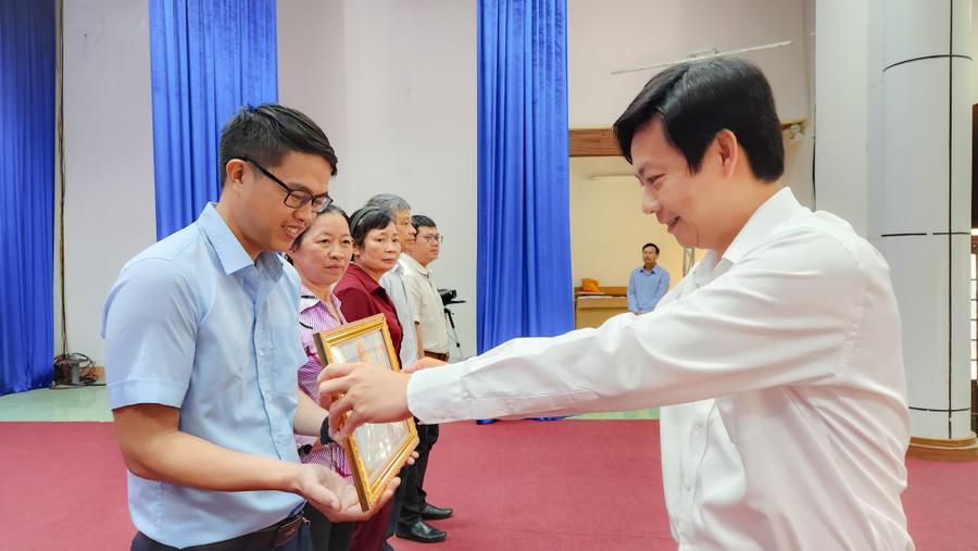 Phó Bí thư Thành ủy, Chủ tịch UBND TP. Pleiku Đỗ Việt Hưng trao giấy khen cho các tập thể có thành tích xuất sắc trong 10 năm thực hiện Đề án 01. Ảnh: Bá Bính Phó Bí thư Thành ủy, Chủ tịch UBND TP. Pleiku Đỗ Việt Hưng trao giấy khen cho các tập thể có thành tích xuất sắc trong 10 năm thực hiện Đề án 01. Ảnh: Bá Bính