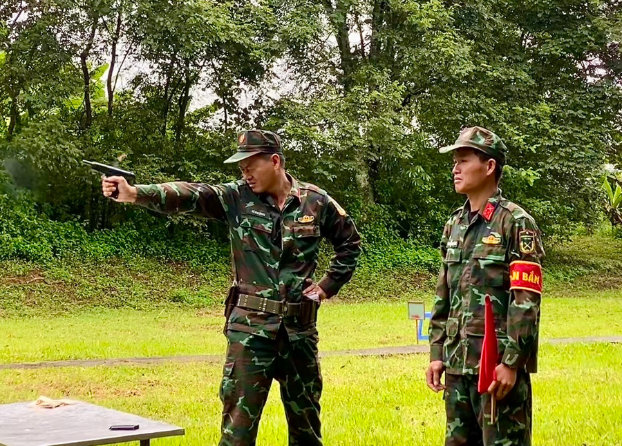 Kiểm tra nội dung bắn súng cán bộ, chiến sĩ. Ảnh: Kim Hồng Kiểm tra nội dung bắn súng cán bộ, chiến sĩ. Ảnh: Kim Hồng