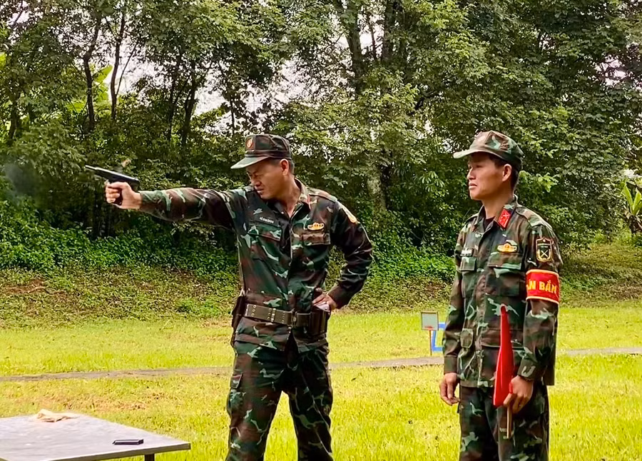 Kiểm tra nội dung bắn súng cán bộ, chiến sĩ. Ảnh: Kim Hồng