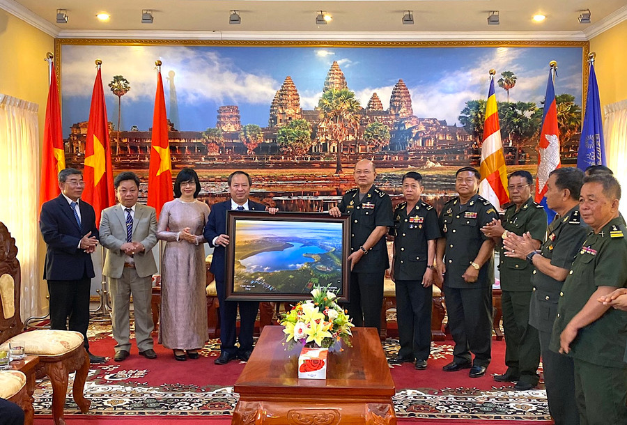 Phó Bí thư Thường trực Tỉnh ủy Châu Ngọc Tuấn thay mặt Đảng bộ, chính quyền và Nhân dân tỉnh Gia Lai thăm, chúc Tết, tặng quà cán bộ, chiến sĩ Quân khu I, Quân đội Hoàng gia Campuchia. Ảnh: Hà Duy