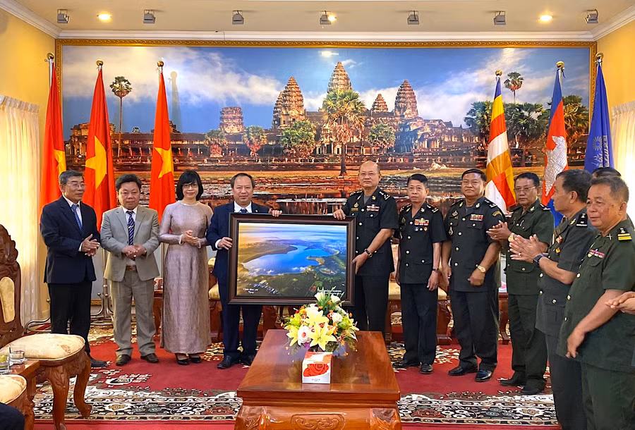 Phó Bí thư Thường trực Tỉnh ủy Châu Ngọc Tuấn thay mặt Đảng bộ, chính quyền và Nhân dân tỉnh Gia Lai thăm, chúc Tết, tặng quà cán bộ, chiến sĩ Quân khu I, Quân đội Hoàng gia Campuchia. Ảnh: Hà Duy