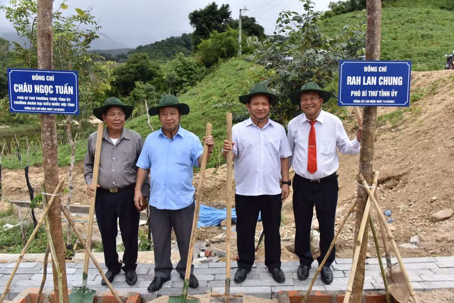 Các đồng chí lãnh đạo tỉnh, nguyên lãnh đạo tỉnh trồng cây lưu niệm trong khuôn viên di tích. Ảnh: Đức Thụy