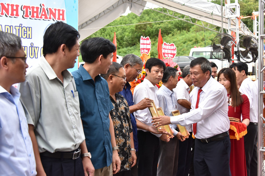 Chủ nhiệm UBKT Tỉnh ủy Thái Thanh Bình trao thư cảm ơn và quà lưu niệm cho các đơn vị, tổ chức và người dân tham gia đóng góp xây dựng công trình Bia Di tích. Ảnh: Đức Thụy