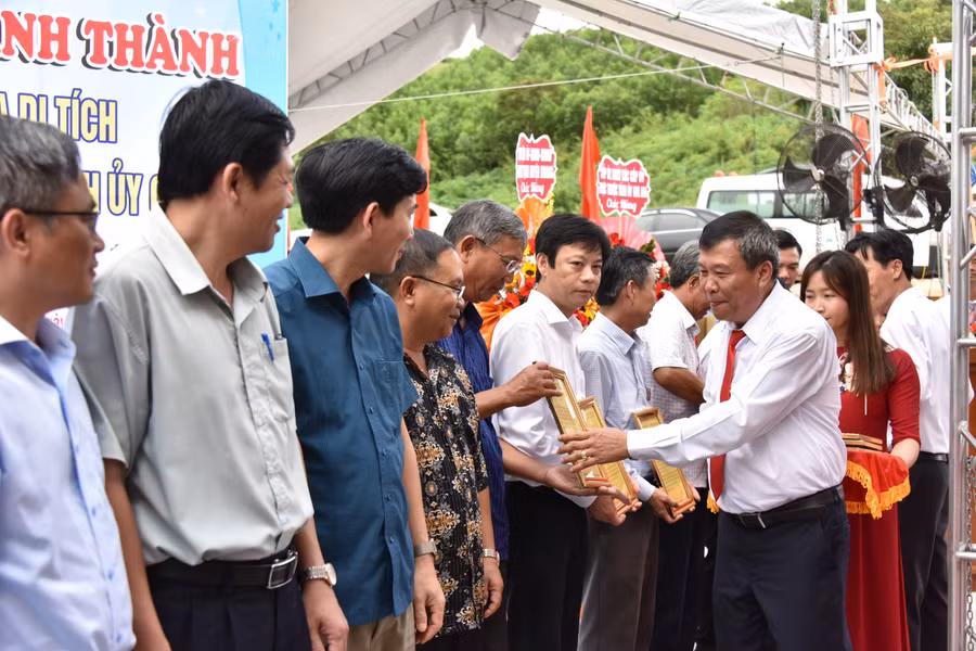 Chủ nhiệm UBKT Tỉnh ủy Thái Thanh Bình trao thư cảm ơn và quà lưu niệm cho các đơn vị, tổ chức và người dân tham gia đóng góp xây dựng công trình Bia Di tích. Ảnh: Đức Thụy