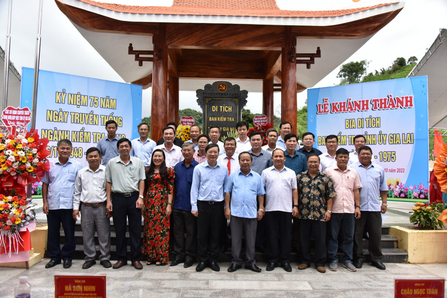 Đại biểu tham dự lễ chụp hình lưu niệm tại Bia di tích Ban Kiểm tra Tỉnh ủy. Ảnh: Đức Thụy