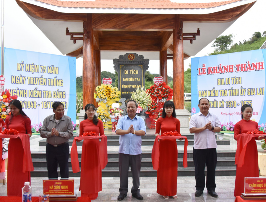 Các đồng chí lãnh đạo tỉnh, nguyên lãnh đạo tỉnh cắt băng khánh thành Bia di tích Ban Kiểm tra Tỉnh ủy. Ảnh: Đức Thụy