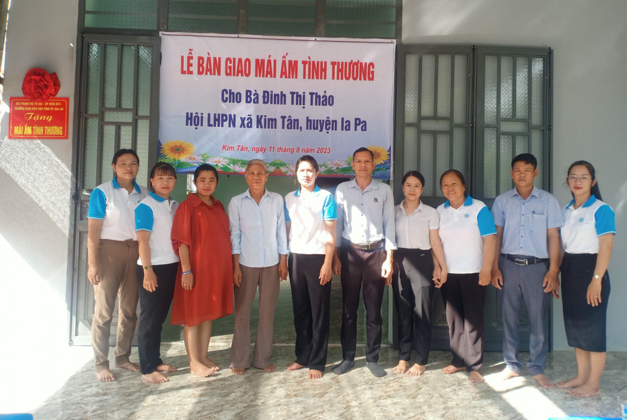 Hội LHPN huyện Ia Pa bàn giao “Mái ấm tình thương” cho gia đình chị Đinh Thị Thảo. Ảnh: Tường Vy