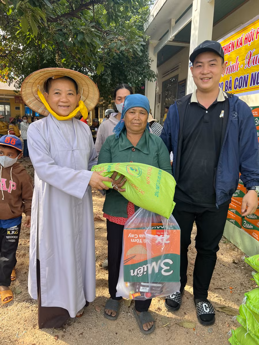 Đoàn công tác tặng quà cho người nghèo ở xã Ia Ake, huyện Phú Thiện. Ảnh: Hồng Ngọc