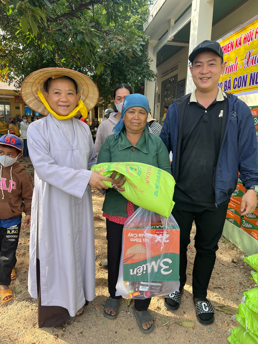 Đoàn công tác tặng quà cho người nghèo ở xã Ia Ake, huyện Phú Thiện. Ảnh: Hồng Ngọc Đoàn công tác tặng quà cho người nghèo ở xã Ia Ake, huyện Phú Thiện. Ảnh: Hồng Ngọc