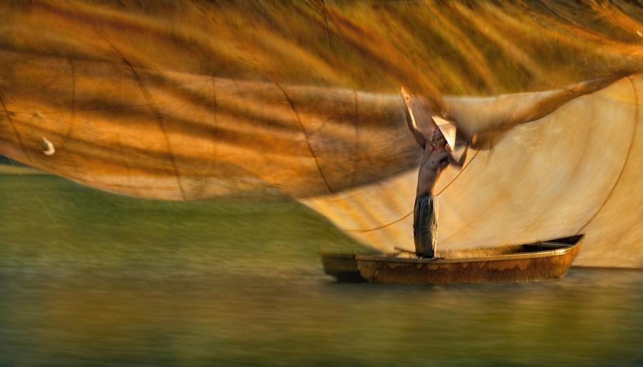 Lưới cá trên Biển Hồ.