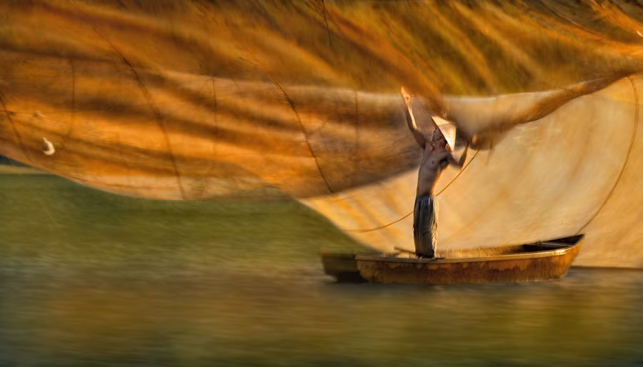 Lưới cá trên Biển Hồ.