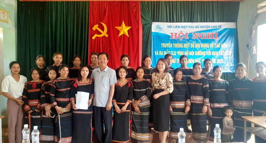 Các thành viên 2 câu lạc bộ ra mắt tại buổi truyền thông. Ảnh: Hoàng Viên Các thành viên 2 câu lạc bộ ra mắt tại buổi truyền thông. Ảnh: Hoàng Viên