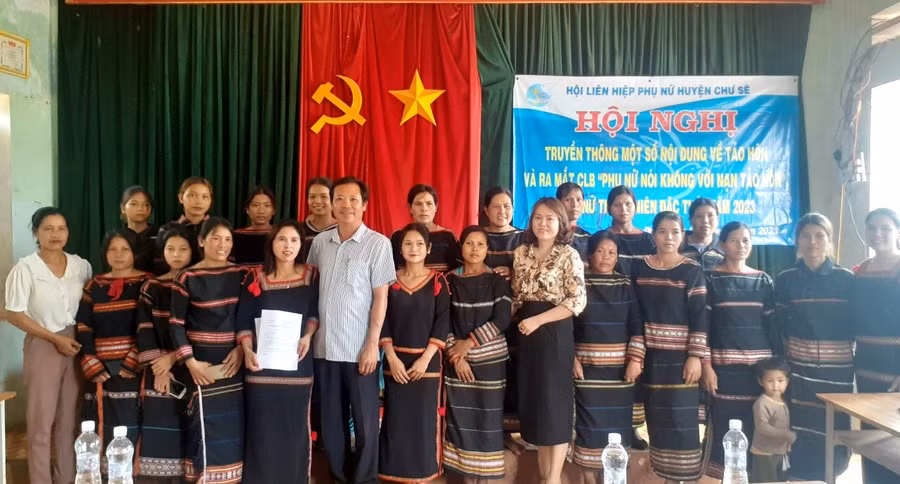 Các thành viên 2 câu lạc bộ ra mắt tại buổi truyền thông. Ảnh: Hoàng Viên