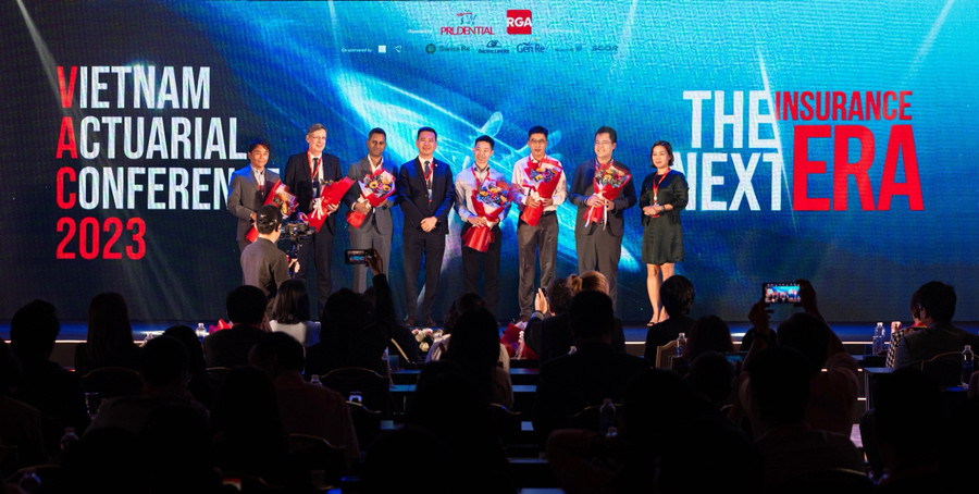 Ông Phương Tiến Minh, Tổng Giám Đốc Prudential Việt Nam cảm ơn các đơn vị tài trợ đã đồng hành cùng Hội nghị.