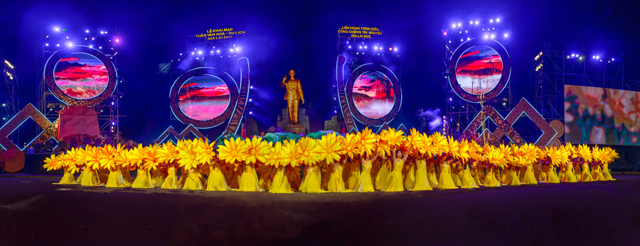 Dâng hoa nhớ Bác