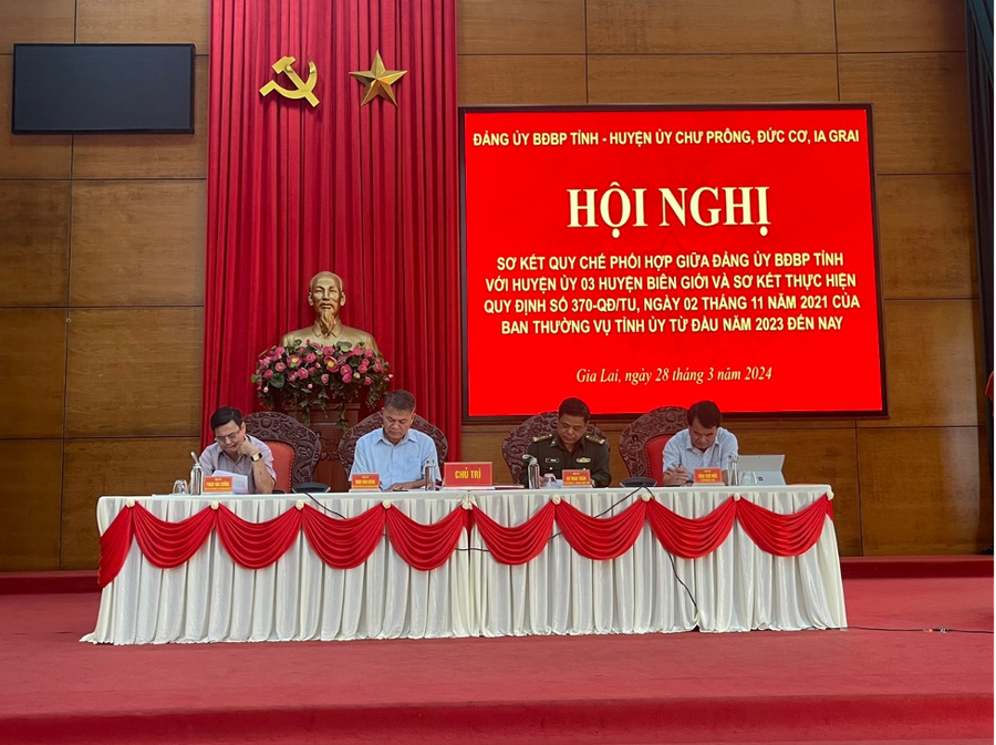 Lãnh đạo Bộ Chỉ huy Bộ đội Biên phòng tỉnh và các Huyện ủy Chư Prông, Đức Cơ, Ia Grai chủ trì hội nghị. Ảnh: Quốc Vinh