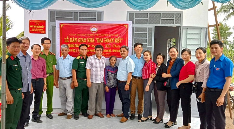 Đoàn công tác trao nhà cho bà Nguyễn Thị Thãi. Ảnh: Lê Đại