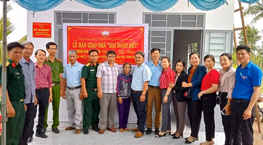 Đoàn công tác trao nhà cho bà Nguyễn Thị Thãi. Ảnh: Lê Đại