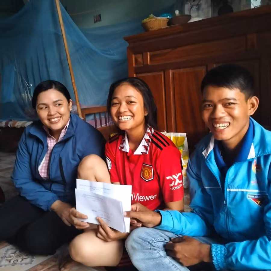 Đoàn Thanh niên xã Đak Smar (huyện Kbang) hỗ trợ kinh phí cho thí sinh khó khăn ở xã tham gia kỳ thi tốt nghiệp THPT. Ảnh: Minh Ngân