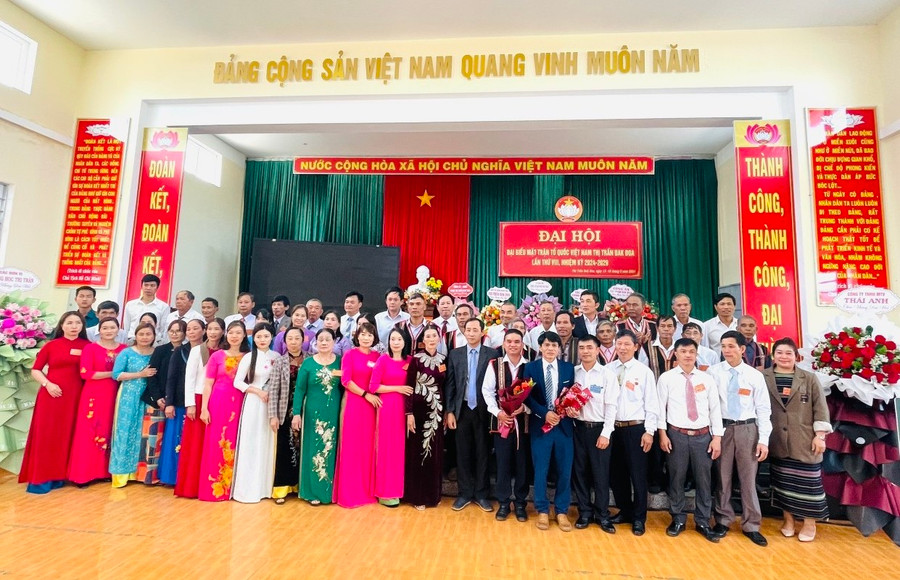 Các vị Ủy viên Ủy ban MTTQ Việt Nam thị trấn Đak Đoa ra mắt Đại hội. Ảnh: Ngọc Anh