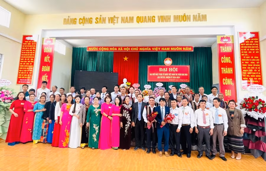 Các vị Ủy viên Ủy ban MTTQ Việt Nam thị trấn Đak Đoa ra mắt Đại hội. Ảnh: Ngọc Anh