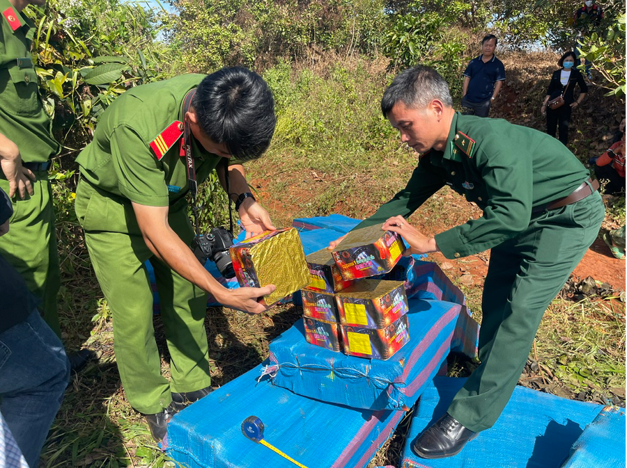 Các lực lượng chức năng thực nghiệm hiện trường. Ảnh: Quốc Vinh