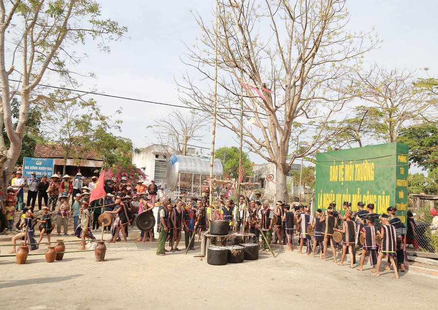 Hội đồng già làng thực hiện nghi thức cúng Kơcham trong tiếng cồng chiêng và xoang rộn ràng. Ảnh: Phương Linh