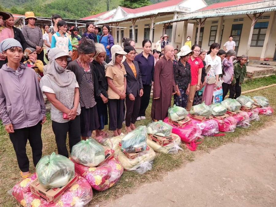 Đoàn công tác tặng quà cho người dân khó khăn xã Kon Pne, huyện Kbang. Ảnh: Hồng Ngọc