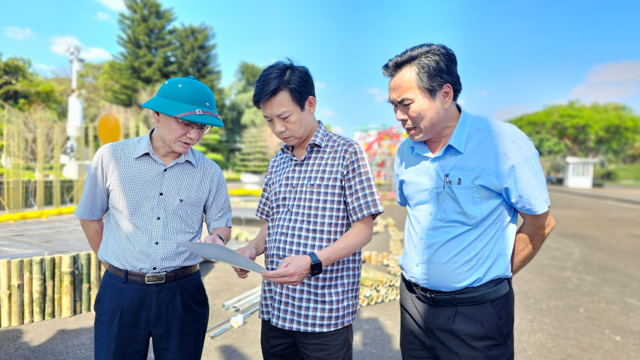 Lãnh đạo TP. Pleiku kiểm tra công tác chuẩn bị đường hoa Xuân tại Quảng trường Đại Đoàn Kết. Ảnh: Bá Bính Lãnh đạo TP. Pleiku kiểm tra công tác chuẩn bị đường hoa Xuân tại Quảng trường Đại Đoàn Kết. Ảnh: Bá Bính