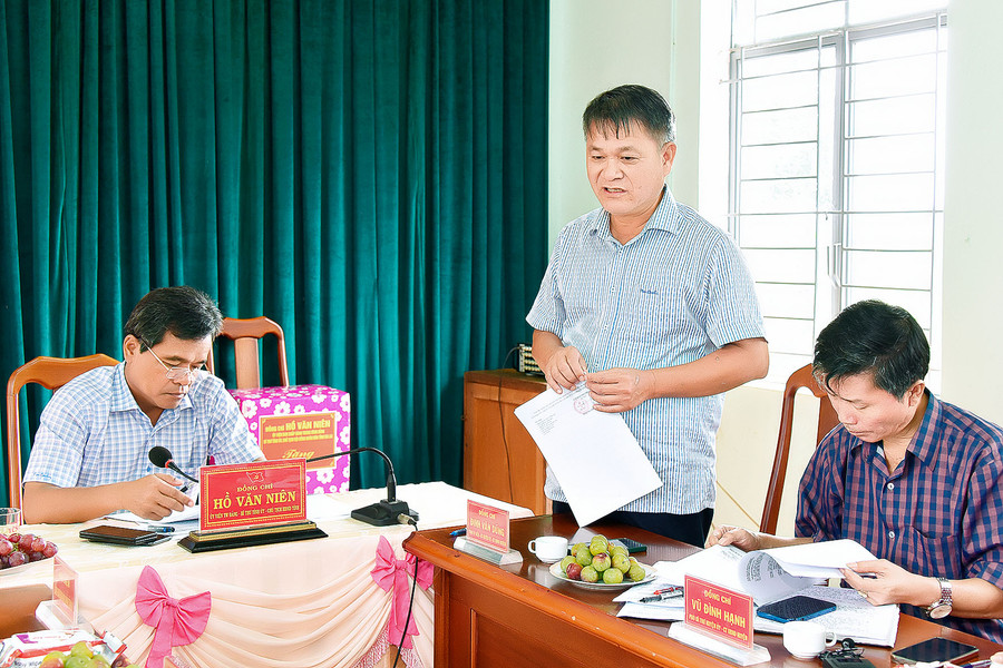 Bí thư Huyện ủy Chư Prông Đinh Văn Dũng nêu ý kiến tại buổi làm việc. Ảnh: Đức Thụy