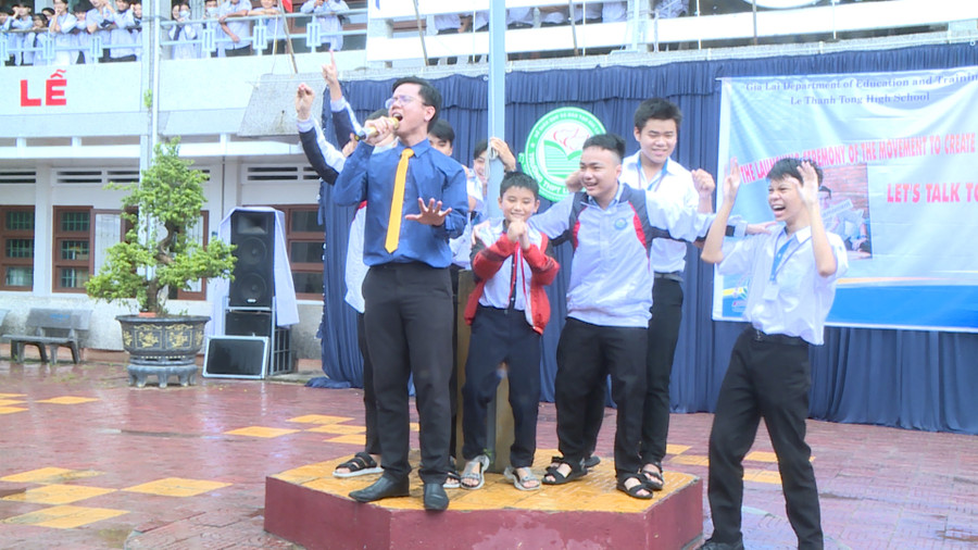 Thầy giáo Thái Dương và các em học sinh cùng hòa chung giọng ca trong bài hát &quot;Xin cứ lấy đi&quot;. Ảnh: Nguyễn Sang