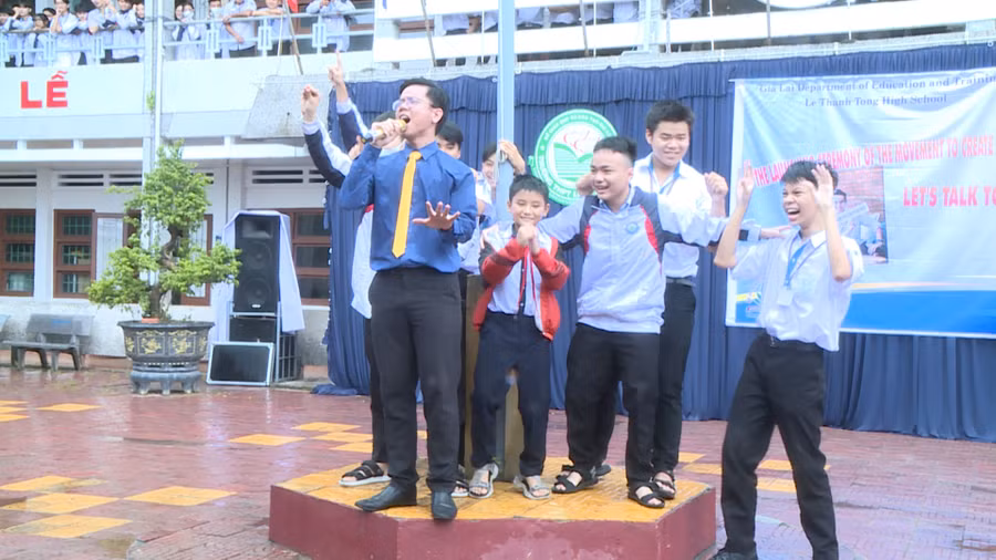 Thầy giáo Thái Dương và các em học sinh cùng hòa chung giọng ca trong bài hát "Xin cứ lấy đi". Ảnh: Nguyễn Sang