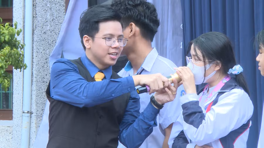 Thầy giáo 9X Nguyễn Thái Dương giao lưu với các em học sinh thị xã Ayun Pa. Ảnh: Nguyễn Sang