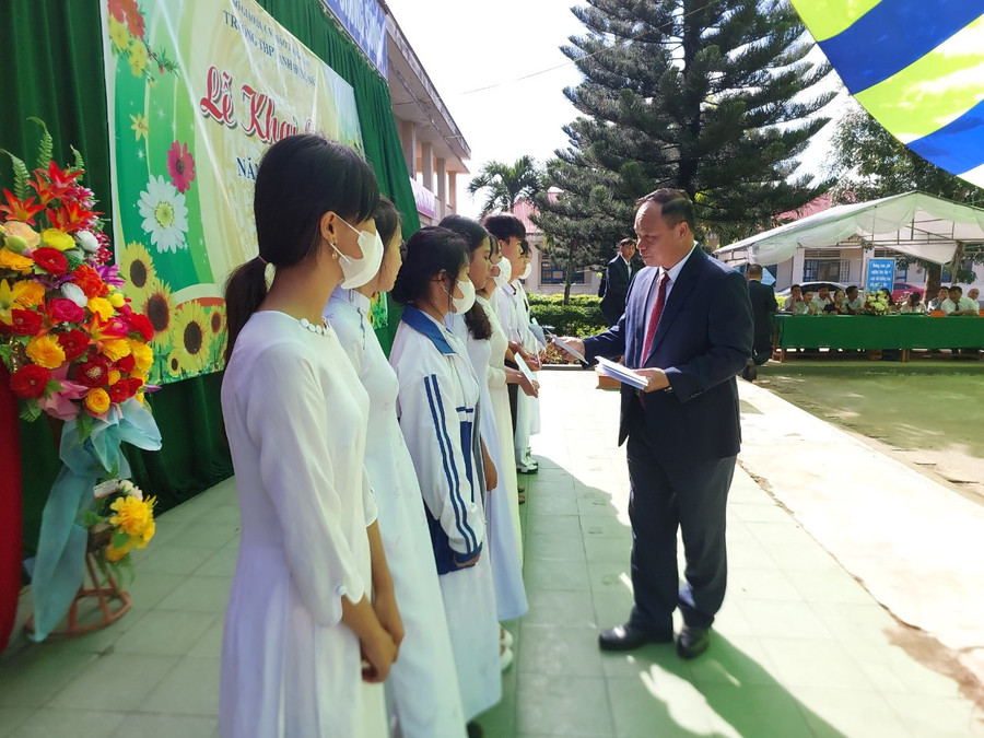 Phó Chủ tịch UBND tỉnh Dương Mah Tiệp trao học bổng cho học sinh Trường THPT Anh Hùng Núp. Ảnh: Nguyễn Diệp Phó Chủ tịch UBND tỉnh Dương Mah Tiệp trao học bổng cho học sinh Trường THPT Anh Hùng Núp. Ảnh: Nguyễn Diệp