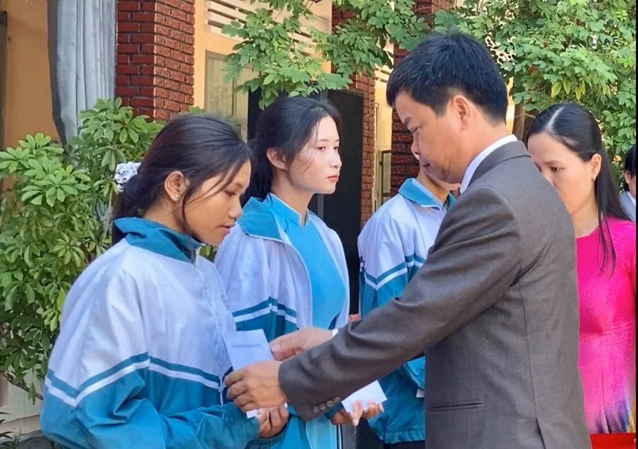 Phó Chủ tịch UBND tỉnh Nguyễn Hữu Quế trao học bổng Nay Đer cho các em học sinh nghèo có hoàn cảnh khó khăn. Ảnh: Lê Nam