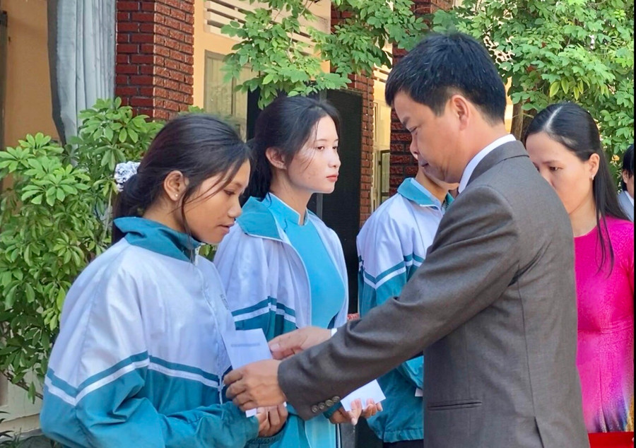 Phó Chủ tịch UBND tỉnh Nguyễn Hữu Quế trao học bổng Nay Đer cho các em học sinh nghèo có hoàn cảnh khó khăn. Ảnh: Lê Nam Phó Chủ tịch UBND tỉnh Nguyễn Hữu Quế trao học bổng Nay Đer cho các em học sinh nghèo có hoàn cảnh khó khăn. Ảnh: Lê Nam
