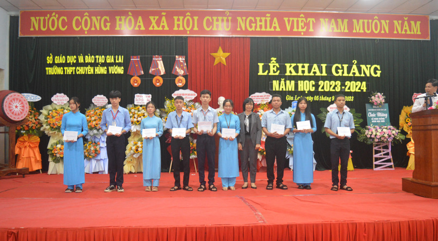 Phó Chủ tịch UBND tỉnh Nguyễn Thị Thanh Lịch trao học bổng Nay Der cho các em học sinh. Ảnh: Anh Huy Phó Chủ tịch UBND tỉnh Nguyễn Thị Thanh Lịch trao học bổng Nay Der cho các em học sinh. Ảnh: Anh Huy