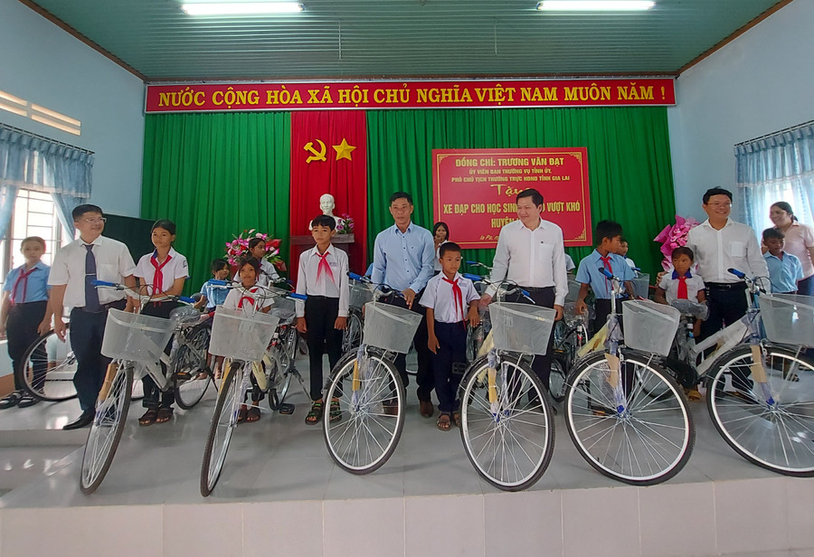 Phó Chủ tịch Thường trực HĐND tỉnh Trương Văn Đạt tặng xe đạp cho học sinh nghèo vượt khó ở huyện Ia Pa. Ảnh: Nguyễn Tú Phó Chủ tịch Thường trực HĐND tỉnh Trương Văn Đạt tặng xe đạp cho học sinh nghèo vượt khó ở huyện Ia Pa. Ảnh: Nguyễn Tú