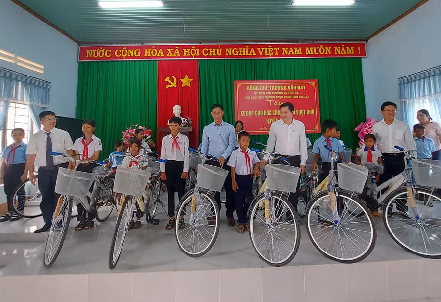 Phó Chủ tịch Thường trực HĐND tỉnh Trương Văn Đạt tặng xe đạp cho học sinh nghèo vượt khó ở huyện Ia Pa. Ảnh: Nguyễn Tú