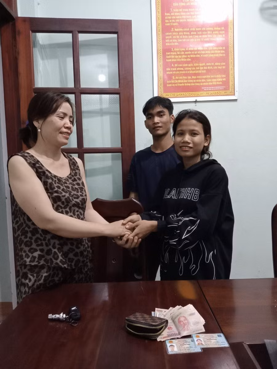 Chị Đỗ Thị Hà (bìa trái) trả lại tài sản cho chị Nay H’Moãih. Ảnh: Hoành Thanh Hà