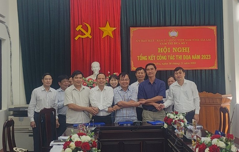 Các đơn vị trong cụm thi đua số 1 Ủy ban MTTQ Việt Nam tỉnh ký kết giao ước thi đua năm 2024. Ảnh: Ngọc Anh Các đơn vị trong cụm thi đua số 1 Ủy ban MTTQ Việt Nam tỉnh ký kết giao ước thi đua năm 2024. Ảnh: Ngọc Anh