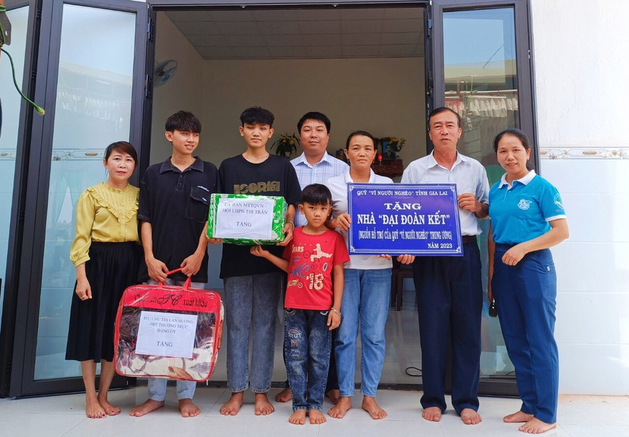 Đại diện lãnh đạo các đơn vị liên quan bàn giao nhà Đại đoàn kết cho gia đình bà Đoàn Thị Yến-thôn 6, thị trấn Chư Prông. Ảnh: Ngọc Anh Đại diện lãnh đạo các đơn vị liên quan bàn giao nhà Đại đoàn kết cho gia đình bà Đoàn Thị Yến-thôn 6, thị trấn Chư Prông. Ảnh: Ngọc Anh