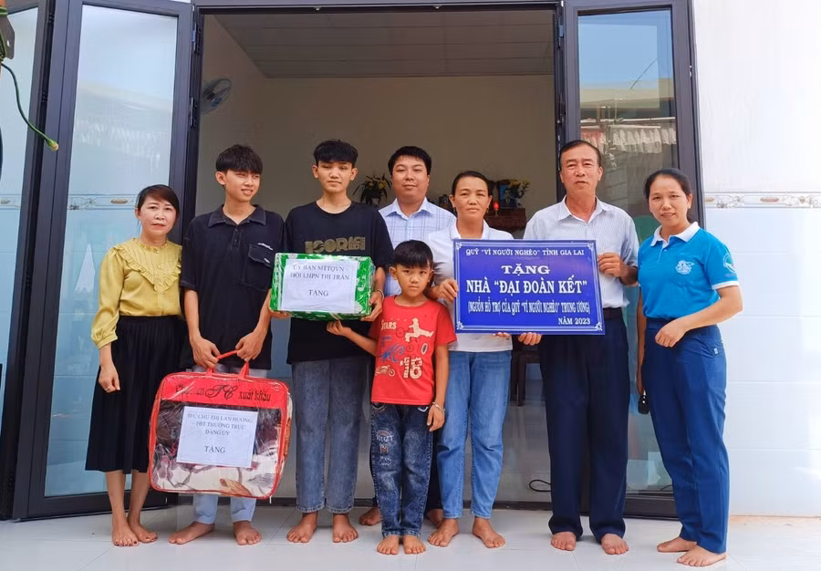 Đại diện lãnh đạo các đơn vị liên quan bàn giao nhà Đại đoàn kết cho gia đình bà Đoàn Thị Yến-thôn 6, thị trấn Chư Prông. Ảnh: Ngọc Anh