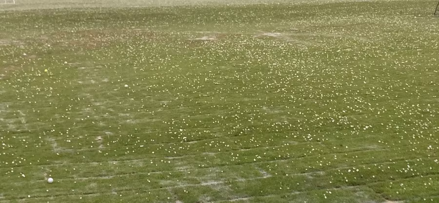 Pleiku mưa giông kèm theo mưa đá. Ảnh: HK