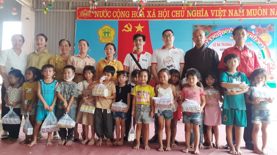 Đoàn từ thiện tặng sữa cho các em học sinh Trường Mẫu giáo Hoa Phượng. Ảnh: Hoàng Viên Đoàn từ thiện tặng sữa cho các em học sinh Trường Mẫu giáo Hoa Phượng. Ảnh: Hoàng Viên