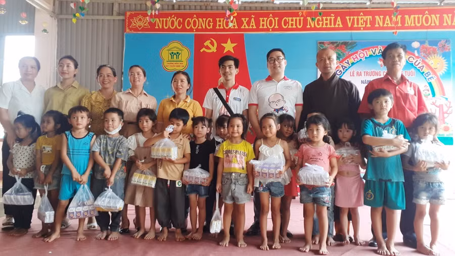 Đoàn từ thiện tặng sữa cho các em học sinh Trường Mẫu giáo Hoa Phượng. Ảnh: Hoàng Viên