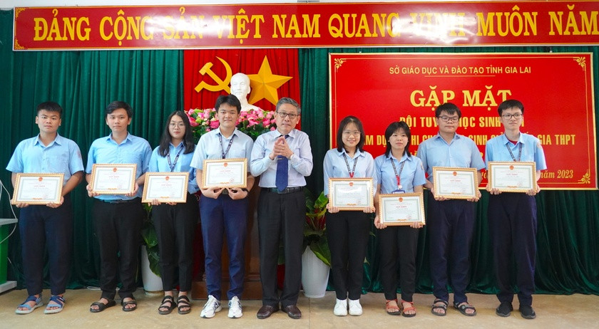 Giám đốc Sở GD-ĐT tặng giấy khen cho các học sinh trong đội tuyển môn Sinh học. Ảnh: Mộc Trà Giám đốc Sở GD-ĐT tặng giấy khen cho các học sinh trong đội tuyển môn Sinh học. Ảnh: Mộc Trà