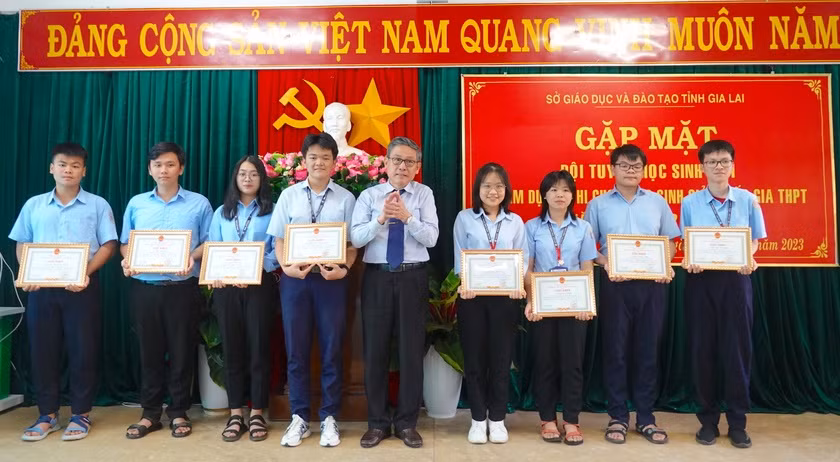 Giám đốc Sở GD-ĐT tặng giấy khen cho các học sinh trong đội tuyển môn Sinh học. Ảnh: Mộc Trà