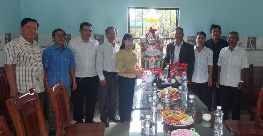 Bà Phạm Thị Lan-Phó Chủ tịch Thường trực Ủy ban MTTQ Việt Nam tỉnh (giữa) thăm và chúc mừng Chi hội Tin lành Plei Chan (xã Ia Pnôn, huyện Đức Cơ) nhân dịp lễ Giáng sinh 2023. Ảnh: Ngọc Anh.